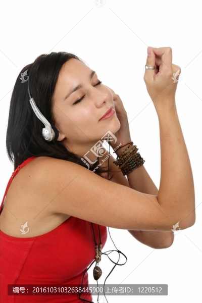 美麗的女孩聽音樂