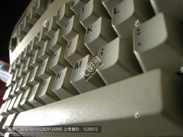 透視古代白色電腦鍵盤中的空格鍵