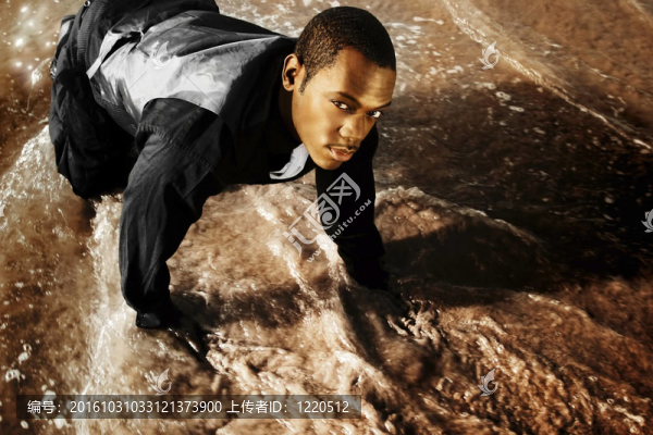 穿水衣服的年輕人