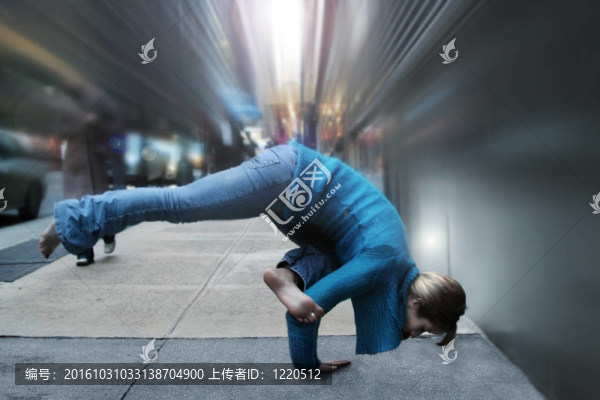 女人做瑜伽