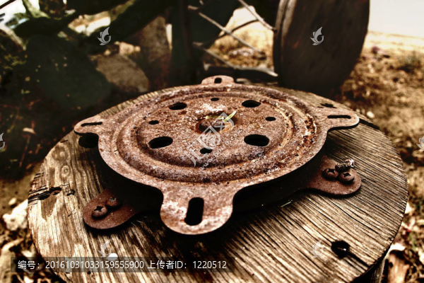生銹的金屬輪子的照片