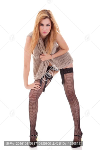 美麗和性感的金發(fā)女子穿著內(nèi)衣；孤立的白色；工作室拍攝