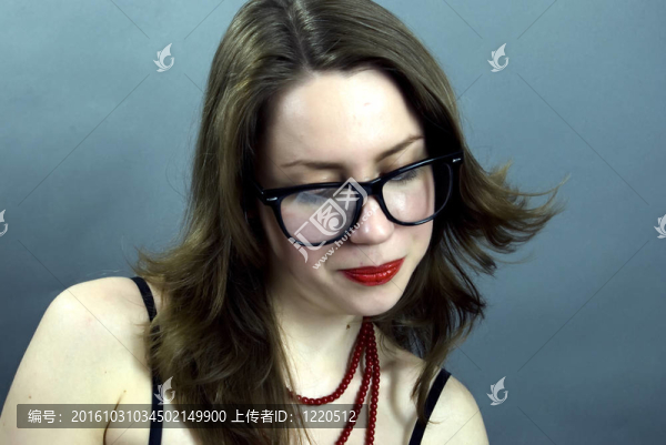戴眼鏡的年輕女孩