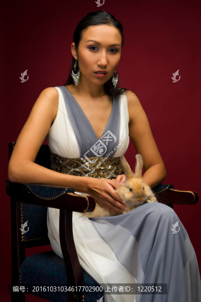 美麗的女人與兔子
