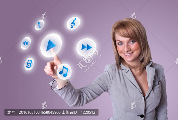 女人按播放按鈕