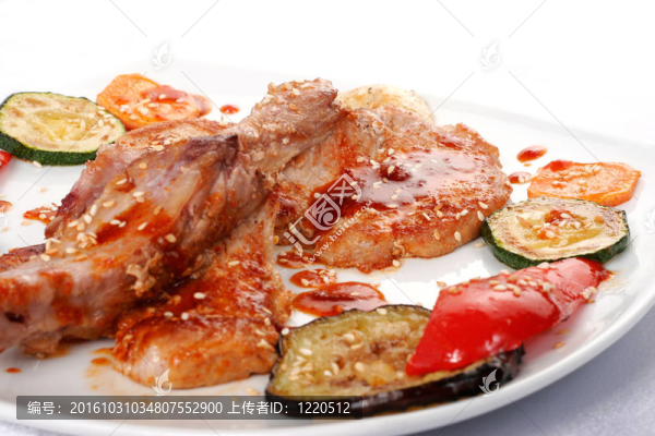 骨牛肉拼盤。鐵板燒的菜
