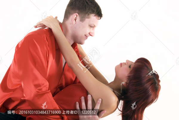 紅色的年輕夫婦
