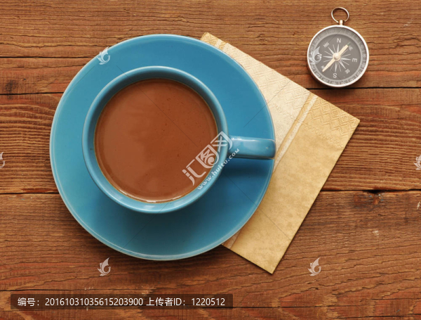 一杯咖啡和指南針