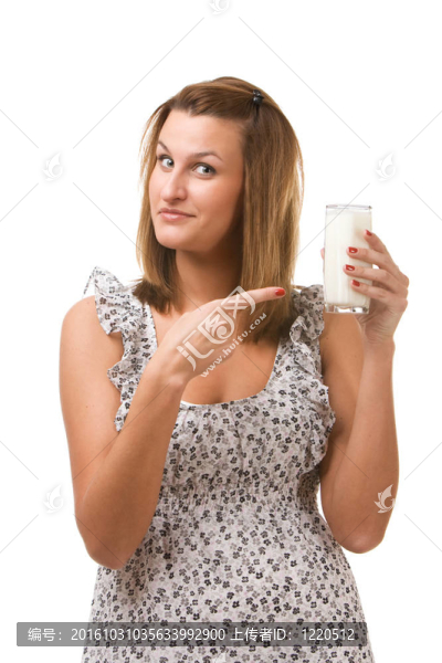 年輕女子手里拿著一杯牛奶