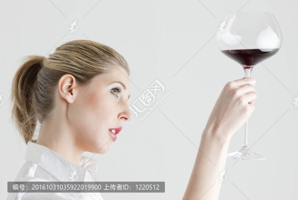 年輕女子的畫像與一杯紅葡萄酒