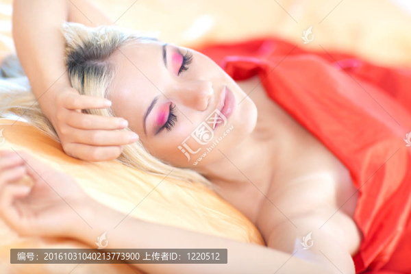 年輕的女人睡覺