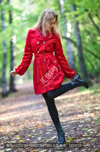 年輕的女人在公園里散步