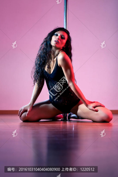 年輕性感鋼管舞女