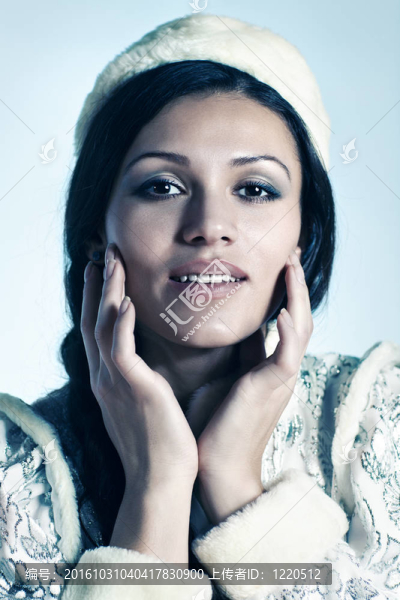 年輕的女人在新年的衣服
