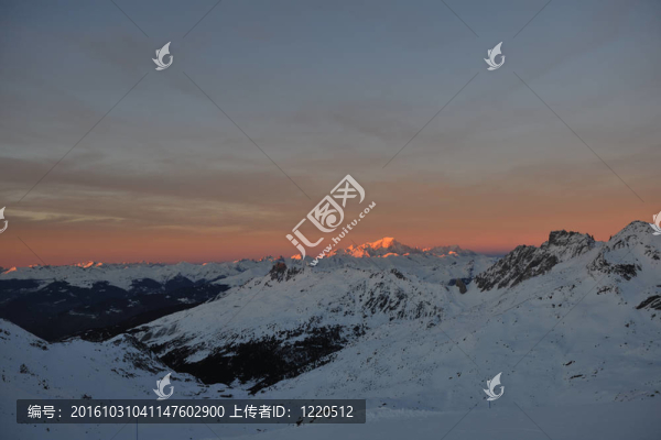 雪山日落