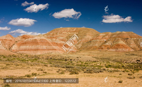 藍天下的沙漠和山