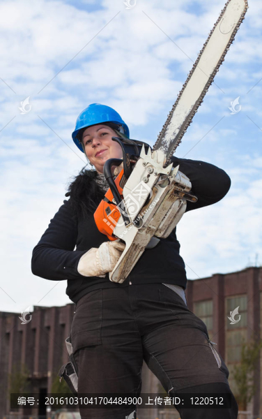 用電鋸女職工