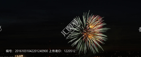 五彩的煙花在黑色的天空長(zhǎng)時(shí)間曝光