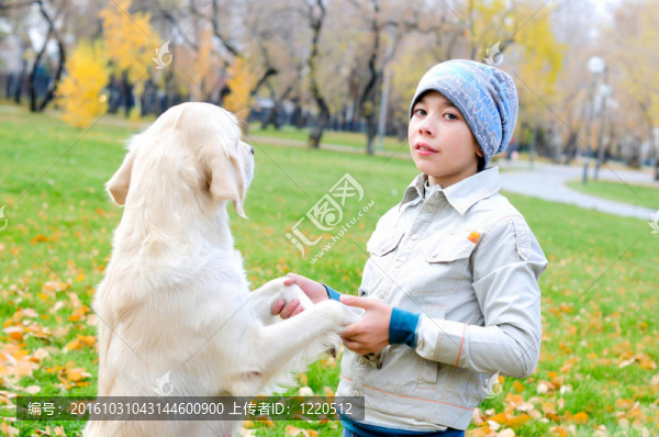 在秋天公園玩的男孩