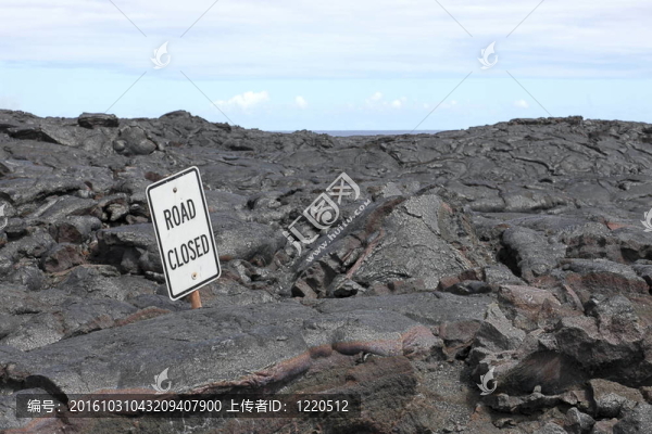 比格艾蘭中部熔巖通道中部的道路封閉標(biāo)志；夏威夷；