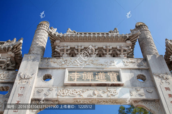 修道院的大門(mén)