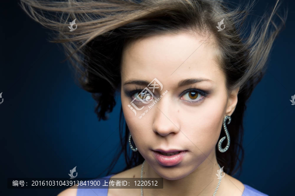 帶著飛頭發(fā)的女人