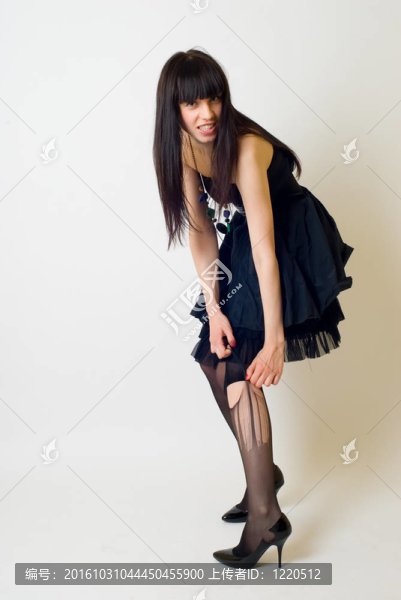 穿著破絲襪的年輕女人