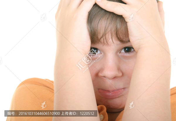 男孩嚇得