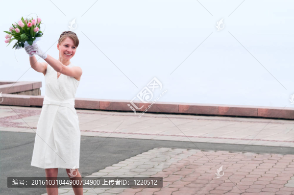 年輕新娘從背后扔一束花