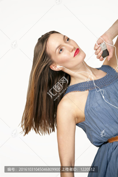 美麗的女孩聽音樂