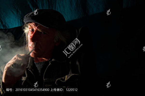 黑暗中的可怕的人