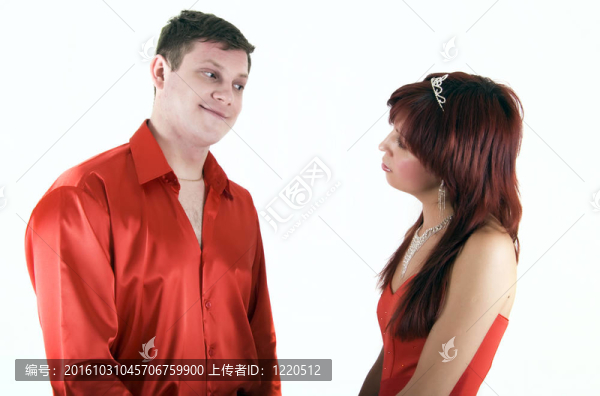 紅色的年輕夫婦