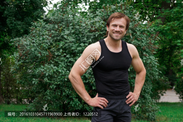男人在公園里放松
