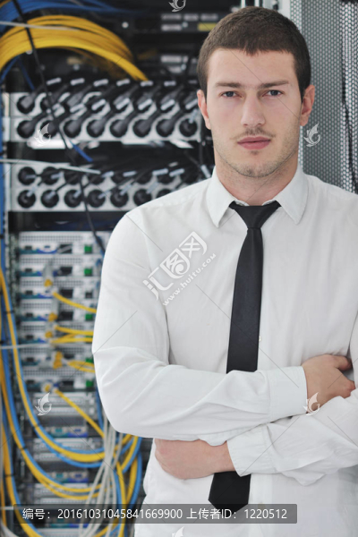 在數(shù)據(jù)中心機房的年輕工程師