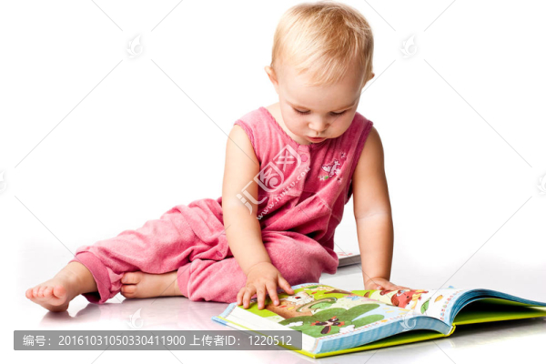 美麗的小女孩讀一本書