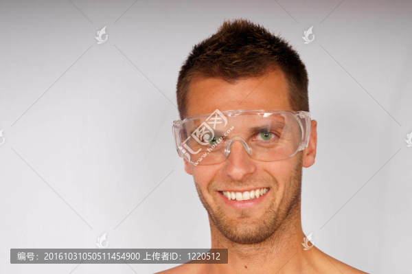 在眼鏡的年輕人