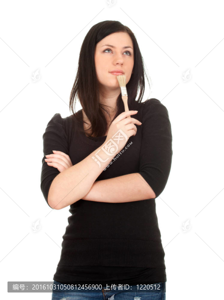 黑頭發(fā)保持畫筆的女畫家