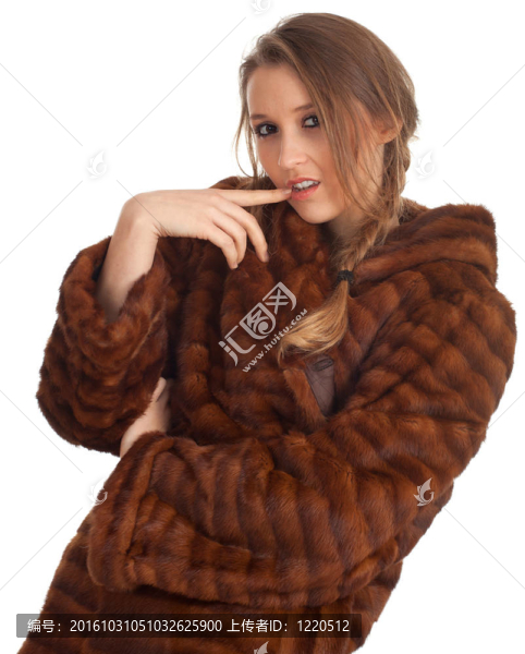 美麗的年輕女人在一件毛皮大衣