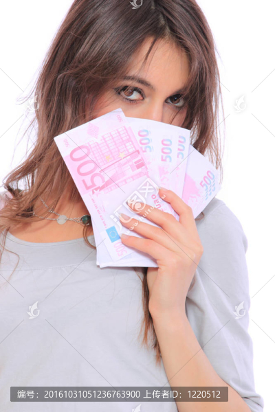 年輕女士拿著現(xiàn)金