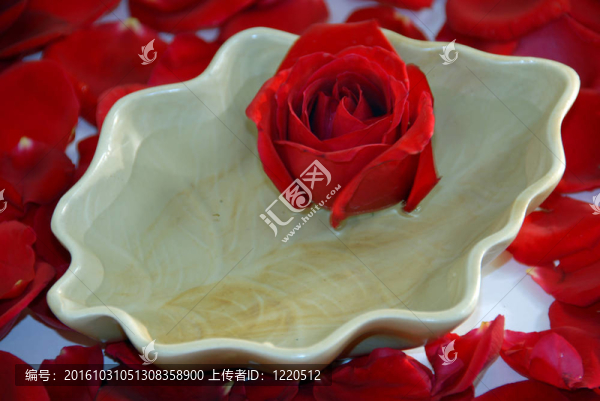 紅玫瑰的花瓣香薰SPA