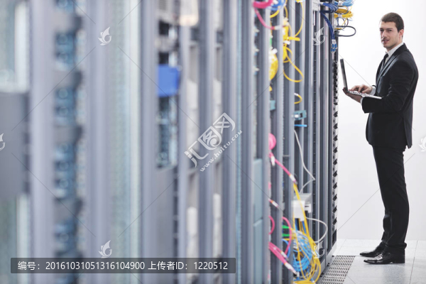 網(wǎng)絡服務器機房筆記本電腦的商人