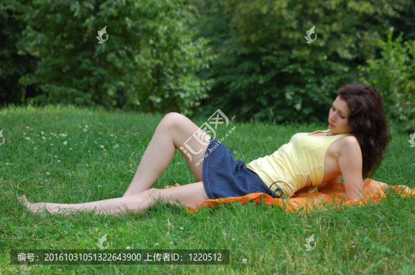 公園里的美麗女孩