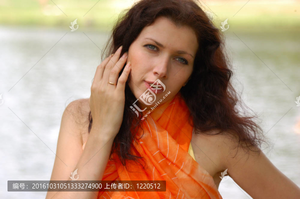 公園里的美麗女孩