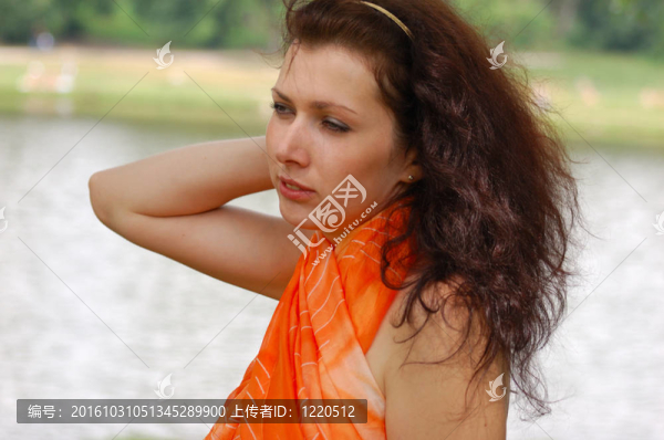 公園里的美麗女孩