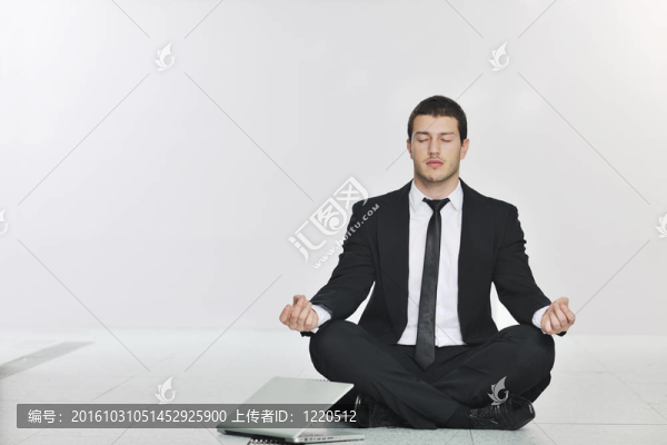 商務(wù)人練習(xí)瑜伽在網(wǎng)絡(luò)服務(wù)器室