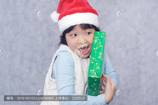 圣誕禮物的快樂孩子