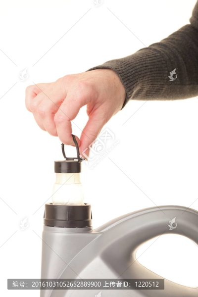 可以在白色的汽車(chē)發(fā)動(dòng)機(jī)機(jī)油