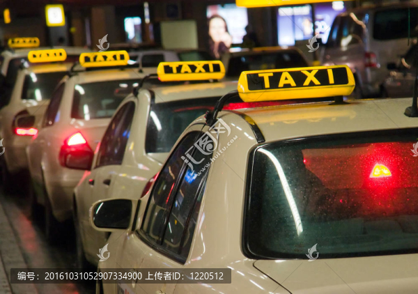 出租車在機(jī)場等候