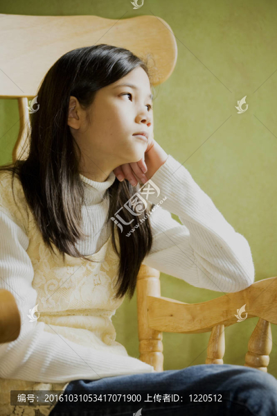 搖椅女孩看窗外；若有所思的樣子