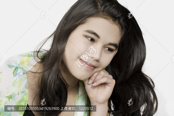 少女頭向一邊；微笑